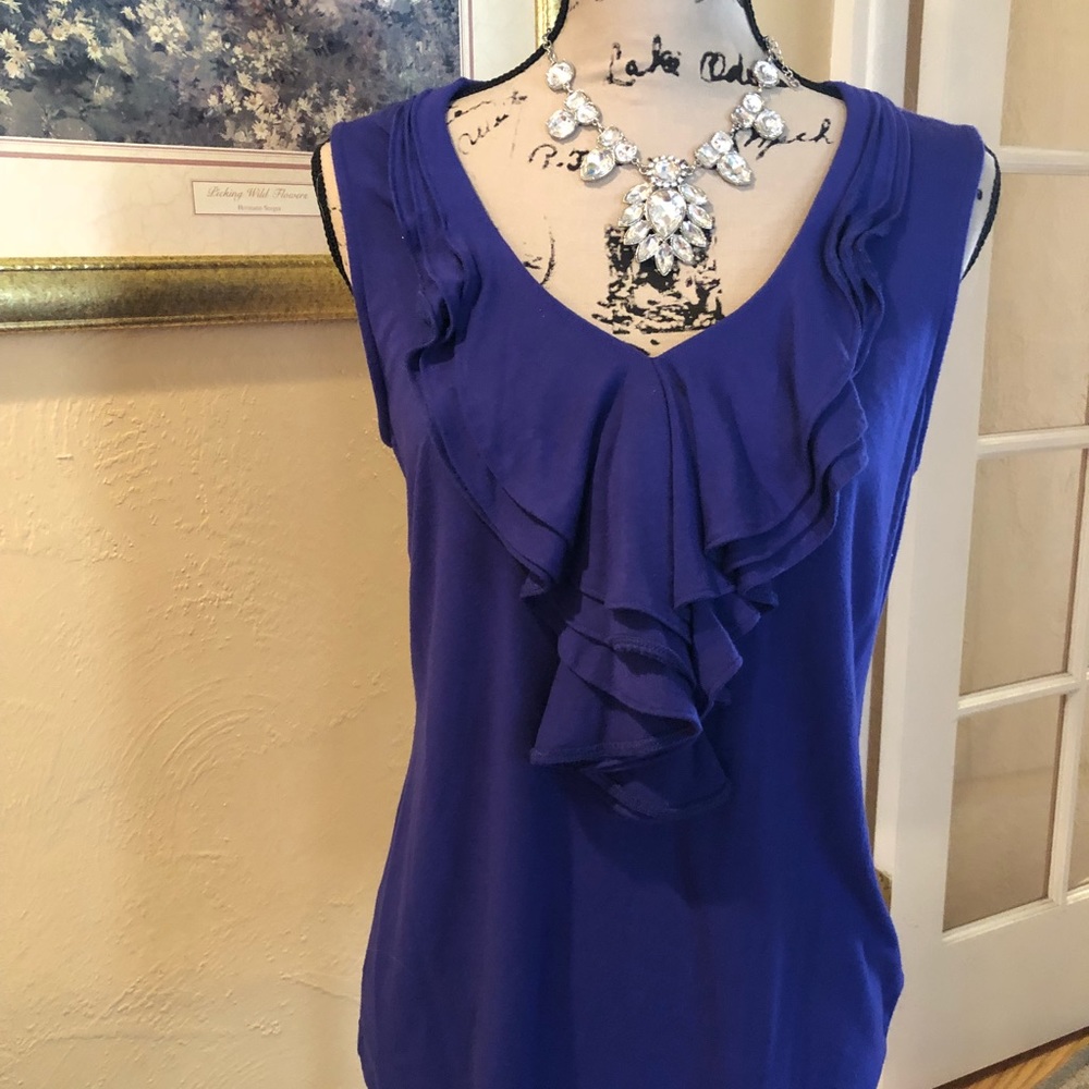 GRACE Large ruffled V neck